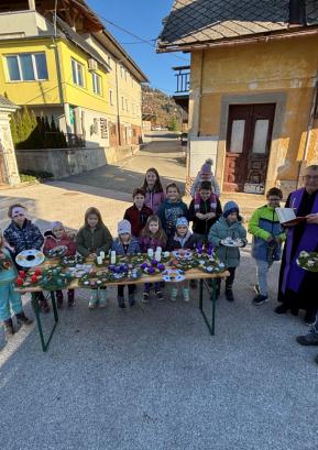 Otroci so izdelali adventne venčke. FOTO: SONJA RUPAR