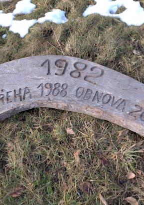 Precej velika in težka lesena plošča z letnicami v spomin na gradnjo in obnovo pokritega mostu na Hotavljah je bila odkrita in rešena na Dolenji Dobravi. FOTO: JURE FERLAN