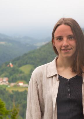 Iza Benedičič si s strežbo v kavarni na Visokem nabira nove veščine in delovne navade. Foto: Izidor Jesenko