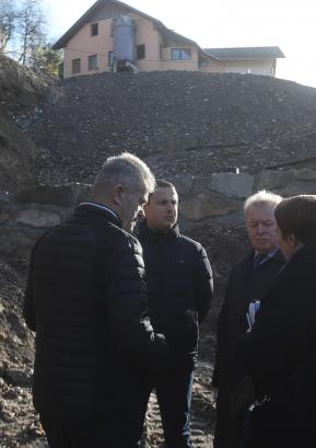 Evropski komisar za kmetijstvo Janusz Wojciechowski si je med drugim gledal plaz na Volči. FOTO: GORAZD KAVČIČ
