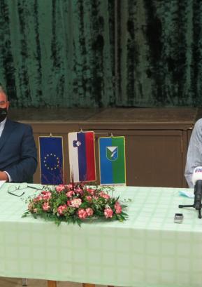 Minister Andrej Vizjak ob obisku v Poljanah z županom Milanom Čadežem