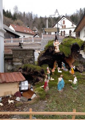 Na pobudo Maria Stajića so skupaj s sosedi, ki so zbrali tudi prostovoljne prispevke za nakup figur, postavili jaslice ob kapelici v Gorenji vasi. FOTO: JURE FERLAN