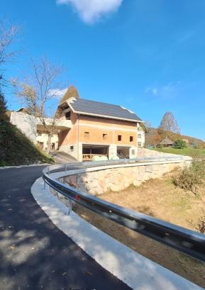 Tudi krajevna skupnost Poljane je v preteklem letu izvedla številne investicije. FOTO: ANTON DEBELJAK