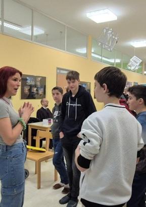 V Osnovni šoli Ivana Tavčarja Gorenja vas so konec januarja pripravili Poklicno tržnico, na kateri so učencem predstavili pestre izobraževalne možnosti in različne poklice, ki so na voljo mladim.