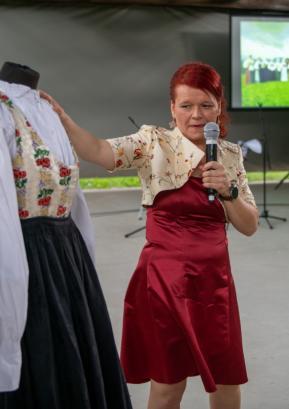 Mojstrica Andreja Stržinar je predstavila oblačilno dediščino škofjeloškega območja. FOTO: PRIMOŽ PIČULIN