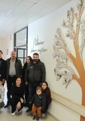 Družina Vilme Meglič ob drevesu, ki so ga postavili v njen spomin FOTO: ARHIV DRUŽINE