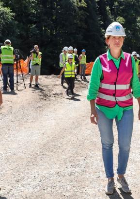 Bratuškova si je v okviru obiska na Gorenjskem ogledala rekonstrukcije državne cestne infrastrukture na relacijah Gorenja vas–Todraž in Trebija–Sovodenj. FOTO: TINA DOKL