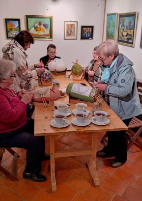 Članice KD Deteljica so v galeriji Šubičeve hiše prikazovale izdelavo različno oblikovanih čipk. FOTO: JURE FERLAN