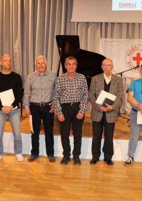Krvodajalci, ki so največkrat doslej darovali kri, drugi z desne je Jernej Kos. FOTO: ARHIV OZ RKS ŠKOFJA LOKA