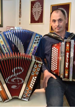 Miran Drlink je izdelal že nekaj deset harmonik. FOTO: OSEBNI ARHIV