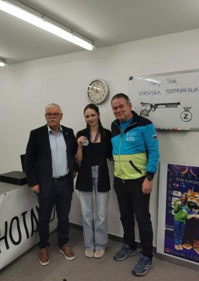 Evropska podprvakinja Manja Slak v družbi predstavnika sponzorja Branka Selaka (levo) in trenerja Aleša Koširja FOTO: LIDIJA RAZLOŽNIK ČEFERIN