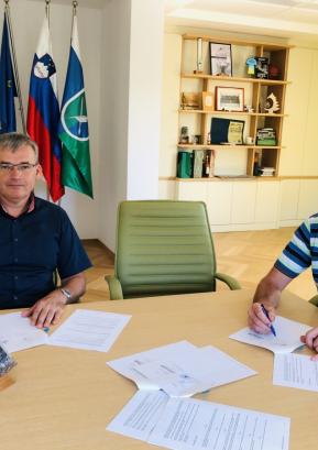 Podpis gradbenih pogodb za sanacijo ceste Murave–Gorenja Žetina in redno letno asfaltiranje Foto: arhiv občine