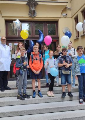 Nadarjeni učenci Osnovne šole Poljane so obiskali Fakulteto za farmacijo. FOTO: ARHIV FFA