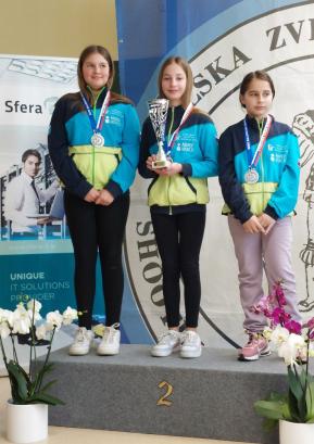 V Ormožu je v kategoriji U13 puška ekipa v sestavi (od leve proti desni) Ema Košir, Melisa Slak in Nastja Radoševič osvojila 2. mesto. FOTO: ALEŠ KOŠIR