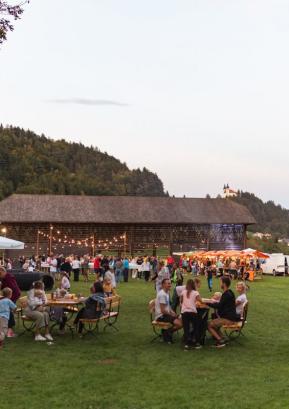 Oktoberfejst je bil dobro obiskan, še posebno zvečer, ko je potekal zabavni program. FOTO: ANJA STROJAN