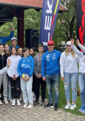 Medalje in pokale so najboljšim tekmovalcem v skupni razvrstitvi državnega pokala podelili člani slovenske reprezentance v alpskem smučanju. FOTO: ANDREJ DOLENC