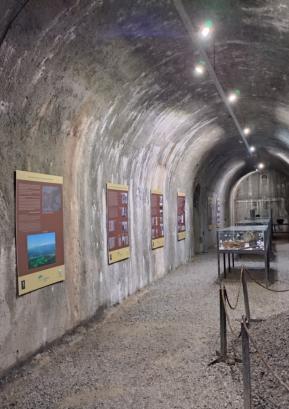 Ogled podzemne utrdbe na Golem vrhu je lahko v poletni vročini prijetna osvežitev. FOTO: JURE FERLAN