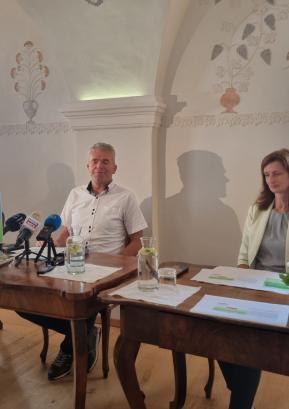 Potek sanacije po poplavah, ki so občino prizadele pred dvema letoma, so predstavili (z leve): Žan Mahnič, Milan Čadež in Elizabeta Rakovec. FOTO: MATEJA RANT