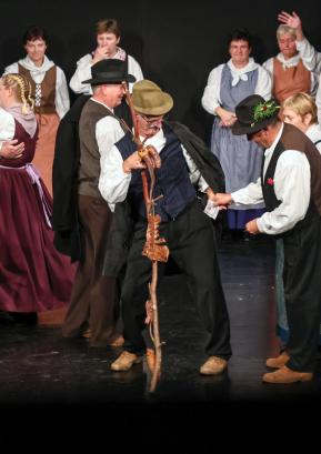 Na Sovodnju so pripravili že tretji Zahvalni dan, ki je zbrane popeljal v svet tradicije, plesa, petja in gledališča. FOTO: TINA DOKL