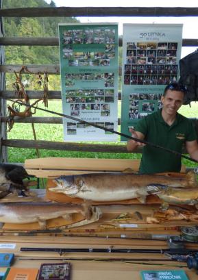 Na pikniku je bilo mogoče videti tudi originalno ribiško palico, ki jo je imel v lasti Ivan Tavčar. FOTO: JURE FERLAN