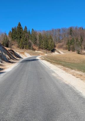 Obnovljeni odsek ceste nad Kovkarjem