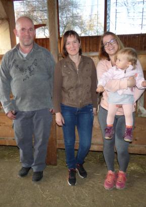 Tone, Andreja in Nastja (s hčerko v naročju) skupaj skrbijo za opravila na kmetiji.