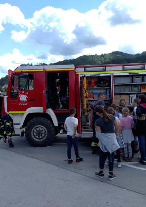 Poljanski gasilski tovornjak z opremo je pri mladini pritegnil veliko pozornosti. FOTO: JURE FERLAN