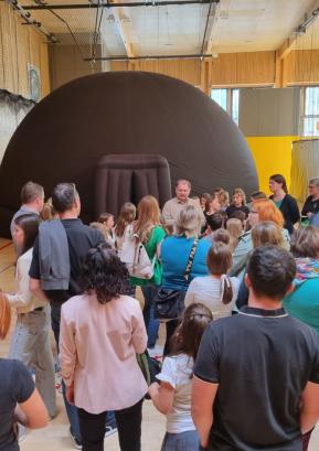 V šolski telovadnici so postavili mobilni planetarij. Foto: Mateja Rant