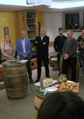 V kulinarični festival je bilo vključenih dvanajst gostinskih ponudnikov, med njimi tudi turistična kmetija, povezanih v lepo zgodbo ustvarjalnosti, sodelovanja in ljubezni do domače kulinarike. Tudi o tem so gostje več povedali na sprejemu gostilne gostiteljice uvodne večerje v Okuse Škofjeloškega 2026. FOTO: ALENKA BRUN