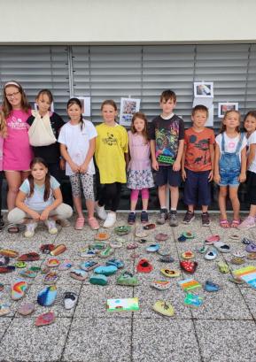 Na poletni delavnici so otroci barvali kamenčke. Foto: arhiv knjižnice