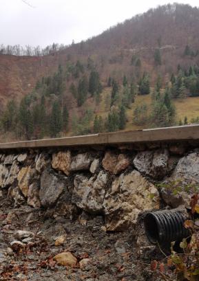 Podporni zid v Kopačnici bo preprečil vodno erozijo na območju ceste