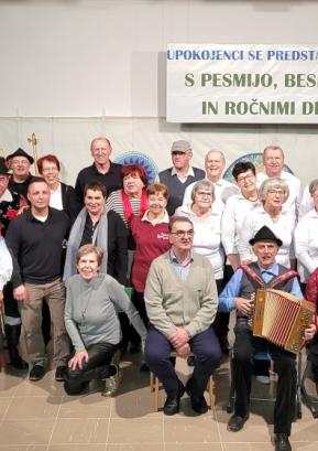 Nastopajoči na prireditvi Upokojenci se predstavljamo s pesmijo, besedo in ročnimi deli FOTO: VALENTIN BOGATAJ