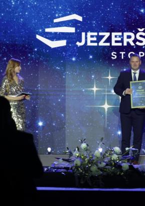 Med nominiranci za letošnjo Delovo podjetniško zvezdo je bilo tudi podjetje Mizarstvo Jezeršek s Hotavelj. Direktor Nejc Jezeršek ob prevzemu nagrade. FOTO: ČRT PIKSI/DELO