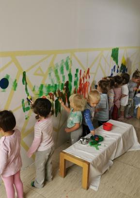 Otroci so sami prepleskali stene. FOTO: ARHIV VRTCA