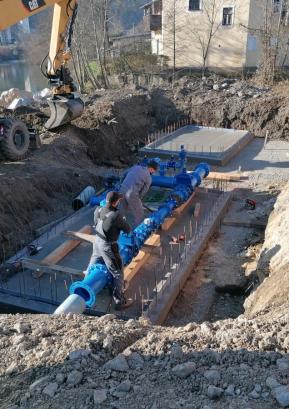 Gradnja novih razdelilnih vodovodnih jaškov ob krožišču FOTO: IGOR KRŽIŠNIK