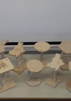 Lebdeče mizice – izdelki učencev na tekmovanju Krošnja idej FOTO: ANICA PODOBNIK