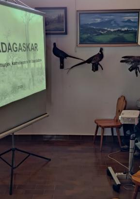 Udeleženci občnega zbora so pozorno prisluhnili zanimivi pripovedi Silva Pivka o Madagaskarju. FOTO: JURE FERLAN