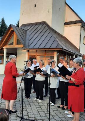 Ob dnevu državnosti v Novi Oselici je nastopil tudi mešani cerkveni pevski zbor. FOTO: MILKA BURNIK