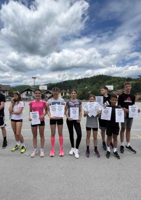 Najboljši atleti iz 7. in 8. razreda na šolskem prvenstvu FOTO: ARHIV ŠOLE