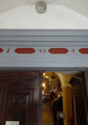 V Novi Oselici obiskovalci cerkve že 260 let stopajo skozi lepo izdelan kamnit portal. FOTO: JURE FERLAN
