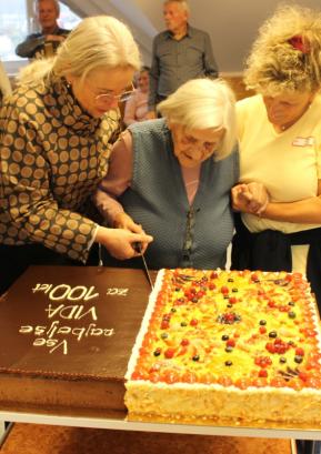 Slavljenka je prva zarezala v rojstnodnevno torto. FOTO: CSS ŠKOFJA LOKA