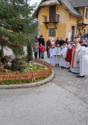 Župnik Ciril Istenič je jaslice v Javorjah tudi blagoslovil. FOTO: PETER PETERNEL
