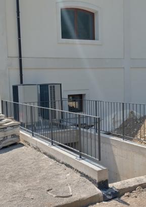 Na gospodarskem poslopju sanirajo škodo, ki je nastala ob poplavah pred dvema letoma. FOTO: JURE FERLAN