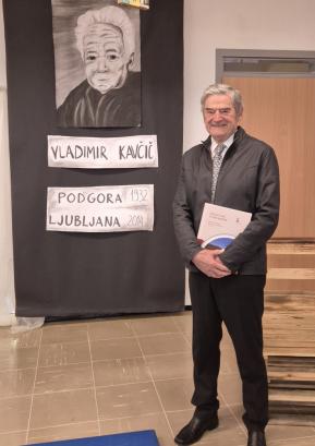 Slavnostni govornik Anton Bogataj ob portretu Vladimirja Kavčiča Foto: Bojana Mihalič Stržinar