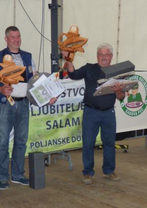 Matevž Fabijan iz Šentjerneja (desno) je izdelal zmagovalno salamo ter prejel najvišjo nagrado. FOTO: JURE FERLAN