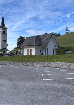 Novo parkirišče pri pokopališču v Stari Oselici FOTO: ARHIV OBČINE