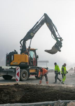 Direkcija za infrastrukturo obnavlja cesto Gorenja vas–Todraž. FOTO: MATIC ZORMAN