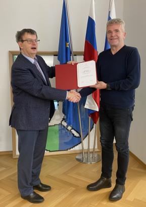 Predsednik Slovenske matice dr. Aleš Gabrič je županu Milanu Čadežu izročil donacijo za knjižnico v Poljanah FOTO: arhiv občine