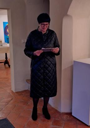 Ksenija Zmagaj predstavlja svoje slike žensk na odprtju razstave v galeriji Šubičeve hiše. FOTO: JURE FERLAN