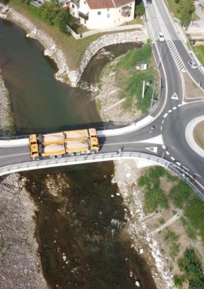 Urejen izliv Ločivnice v Soro, novo krožišče in most v Poljanah. Fotografija je bila posneta ob težnostnem preizkusu mostu. FOTO: ARHIV GGD